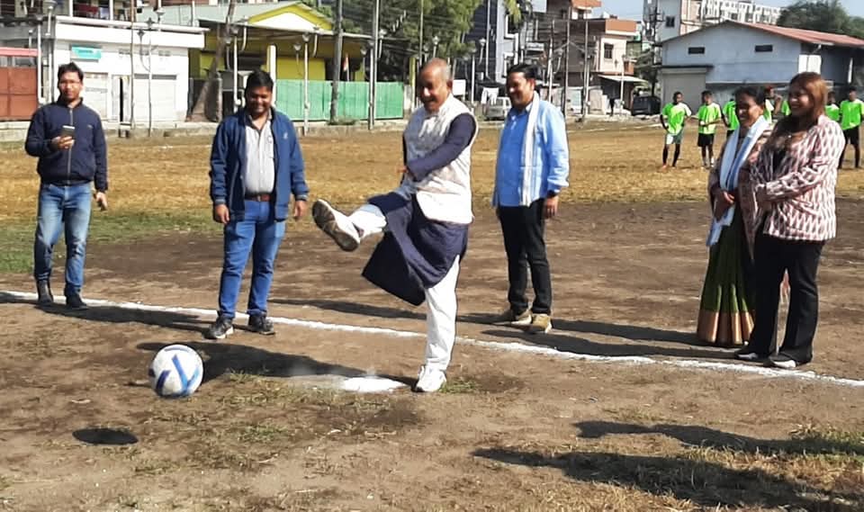 শিলিগুড়ি পুর নিগমের উদ্যোগে, ৫ নং বোরো কমিটির পরিচালনায় এক দিবসীয় আন্তঃ ওয়ার্ড ফুটবল প্রতিযোগিতার শুভ সূচনা করলেন মেয়র গৌতম দেব