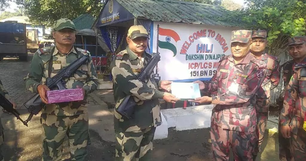 হিলি সীমান্তে সৌজন্যের নজির বিএসএফকে মিষ্টি পাঠালো বিডিআর হিলি সীমান্তে সৌজন্যের নজির বিএসএফকে মিষ্টি পাঠালো বিডিআর