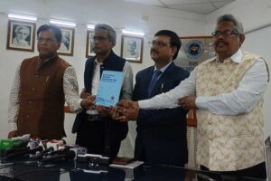 প্রাথমিক শিক্ষা পর্ষদের সেক্রেটারি রঞ্জন ঝাঁ, সভাপতি গৌতম পাল, ডেপুটি সেক্রেটারি পার্থ কর্মকার এবং কলকাতা প্রাথমিক জেলা পরিষদের সভাপতি কার্তিক মান্না