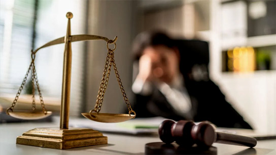 Fake judge tried to trapped real female judge