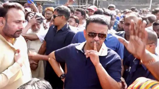 TMC group clash in narkeldanga kolkata infront of mayor Firhad Hakim