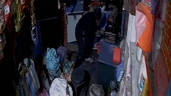 Tin theft in Siliguri. Surprised ordinary people. The thief broke into the tin and stole various items.