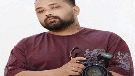 Blackmailing girls by taking obscene photos under the guise of photography