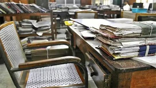 District Magistrate Arvind Kumar Meena immediately reprimanded 16 workers who evaded work