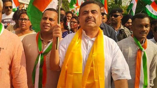 Shuvendu walks in the Tiranga Yatra from Ramlila Maidan to Banarhat LRP