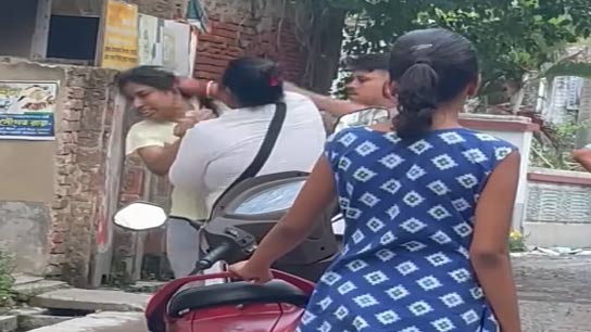 Panihati Woman beats councilor by the hair on a street full of people