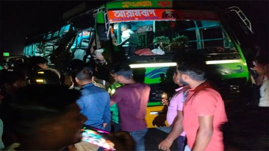 One dead, 20 hospitalized in head on collision between bus and tractor in Goghat
