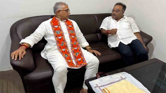 Shamik Bhattacharya gave the message that he will continue with both the old and new sides of the party