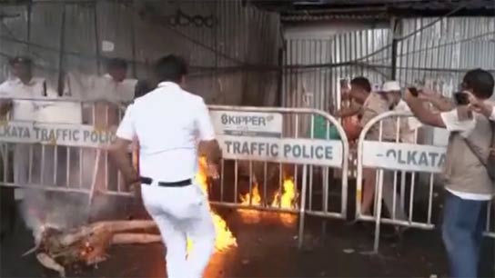 Left activists set fire to Jadavpur road on strike day