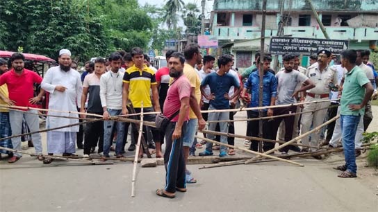 Residents of Arambagh block road in protest