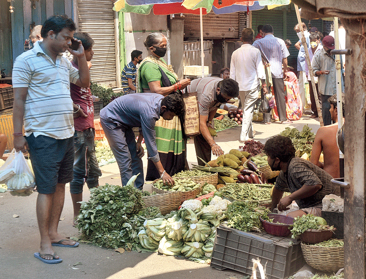 Vendors claim that continuous rains have damaged crops