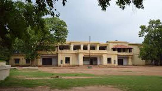 The 12th grade students brought liquor from outside the hostel and supplied it to the 10th grade students