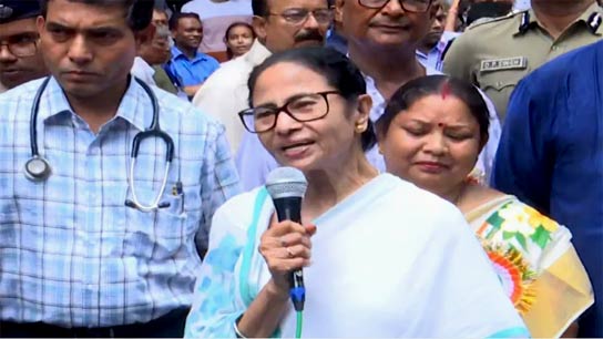 mamata banerjee visits sskm to see students fell sick in independence day program