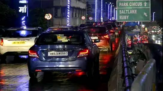 Huge traffic jam in Kolkata's EM bypass on Thursday evening