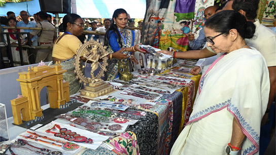 mamata banerjee buy a saree from bardhaman