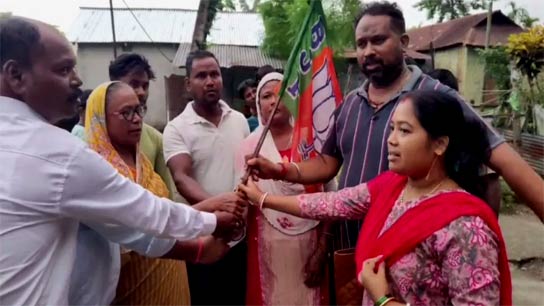Some tmc worker left tmc and join in BJP dhupguri