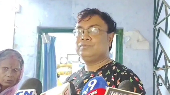 Doctors visit patients while sitting at government health centers