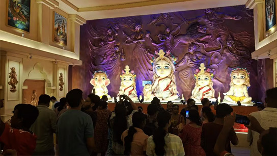 Saptami broke the record, people flooded the pavilions from the evening onwards