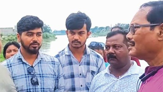 Drug addicts challenge police by jumping into water