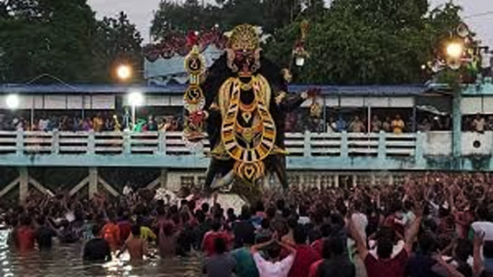 Pigeons flew, devotees thronged Naihati's Barama with floral offerings