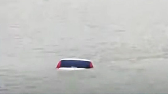 A whole car is sinking in the middle of the Ganges! There is a lot of noise at Nimtala Ghat