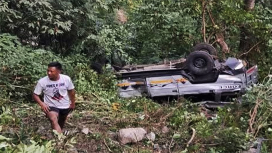 Car falls into 150-foot deep ditch in Miri while turning on road
