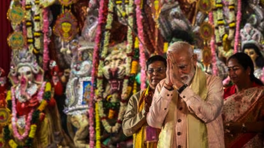 pm modi offers prayer at delhis cr park durga pujo