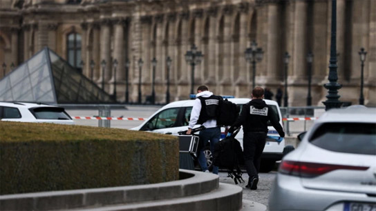Louvre Museum in Paris closed after Napoleon's jewels stolen after breaking window