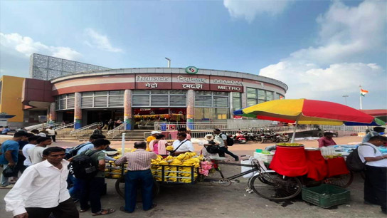 Sealdah Metro Station is surrounded by hawkers, why is that and what problems does it cause for passengers