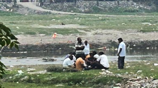 Gamblers are not afraid of the police, gambling is banned on the banks of the river