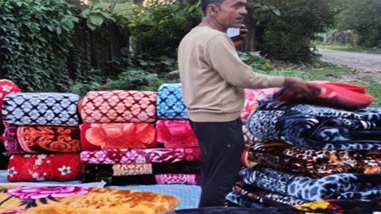 The picture has changed in Siliguri, the livelihood of the weavers in the blanket market is affected