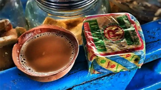 Bapuji Cake: বাঙালির খাদ্যাভ্যাসে নতুন অতিথি নয়, তেলচিটে কাগজে মোড়া ছোট্ট কেক