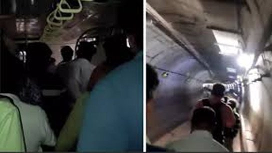 Metro stuck in the underpass, passengers forced to walk through dark tunnels