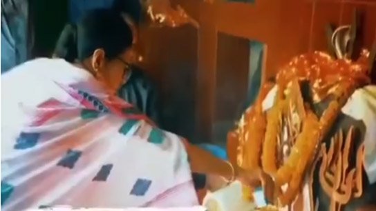 Pouring milk directly from a milk tetra packet on the head of Mahadev! What did Mamata do while laying the foundation stone of Mahakal?