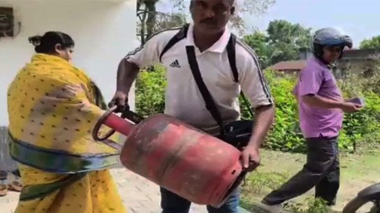 Strange incident in Polba, Hooghly, water is coming out of the cylinder instead of gas