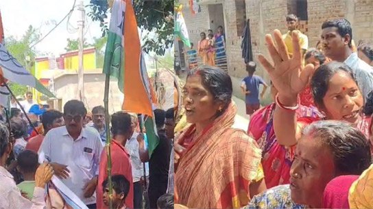Locals were fuming with anger; Trinamool candidate in the face of protests