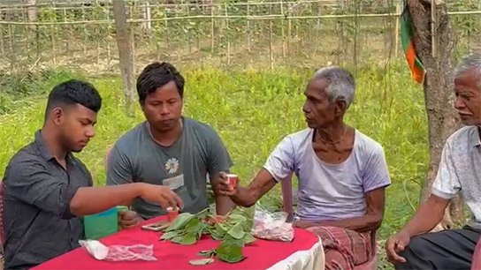 people are voting and are being handed paan and betel leaves, along with bidis; a gift for voting!