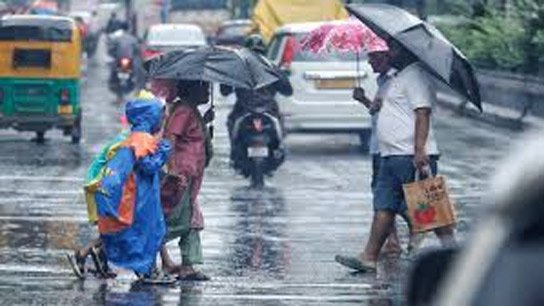 The maximum temperature has dropped by about 4 degrees, when is the possibility of rain in districts including Kolkata today?