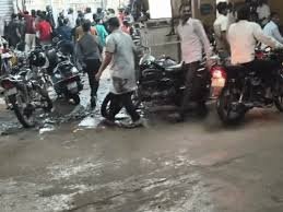 Expensive liquor being sold at half price, liquor lovers flock to the store upon hearing the news