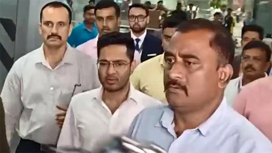 'Thief' slogans surround Abhishek at airport; CID begins questioning