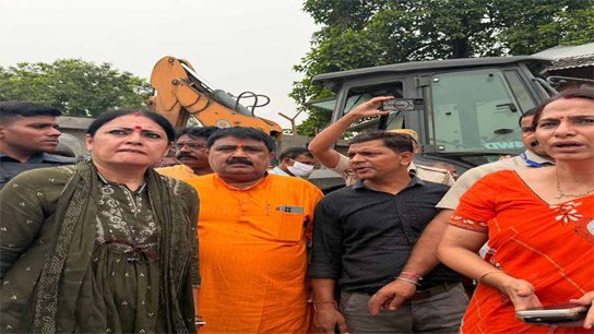 ঘটনাস্থলে রাজ্যের মন্ত্রী অগ্নিমিত্রা পাল, কলকাতার পুরকমিশনার স্মিতা পাণ্ডে।