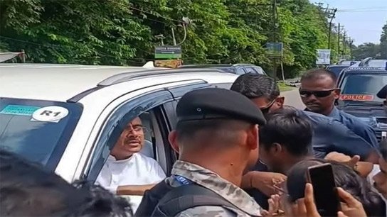Chief Minister stops convoy; Subhendur offers assurance by giving his number