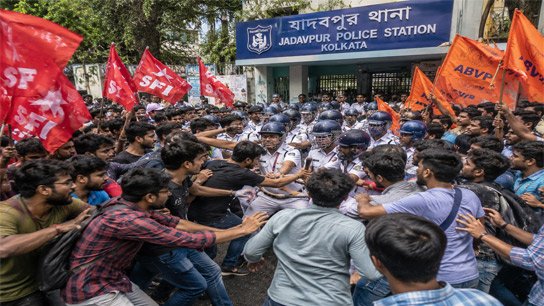 Jadavpur police station premises surrounded by chaos, battleground surrounding Left-ABVP procession