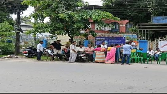 Retired workers protest at Jalpaiguri Municipality gate