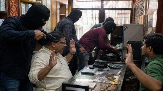 In a panic! Robbery of more than 10 crores at gunpoint