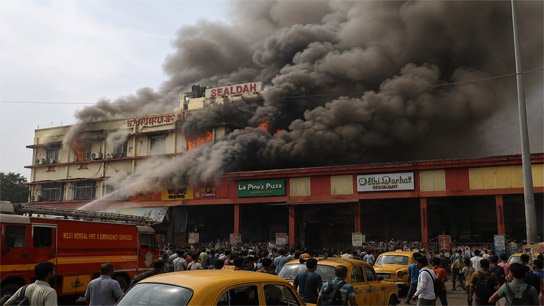 Fire breaks out at Sealdah station during office hours: Fire breaks out at food plaza, 3 fire engines at the spot
