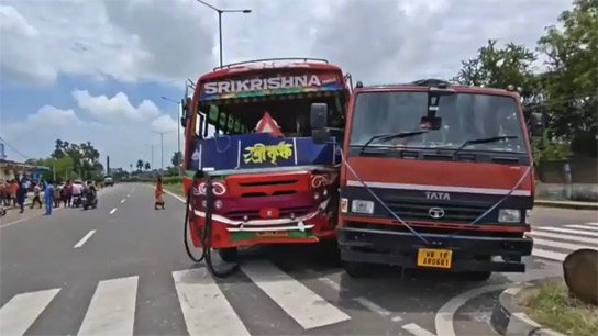 Jalayatri bus-truck collision on the way back to Tarakeswar, 20 injured
