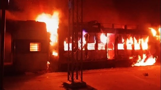 আগুনে কোনো প্রাণহানি না হলেও রাতদুপুরে এই অগ্নিকাণ্ডের ফলে চূড়ান্ত ভোগান্তির শিকার হতে হয় নিত্যযাত্রীদের।