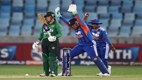 India crush Pakistan to reach semi-finals of Women's Asia Cup