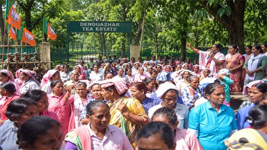 Women tea workers join hands in joint resistance, overcoming BJP's obstacles! Joint Forum gate meeting at Denguajhar tea garden